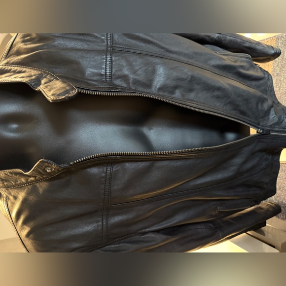 DKNY Men's Black Leather Jacket - Picture 5 of 10